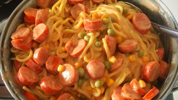 Macarrão com salsicha e creme de leite